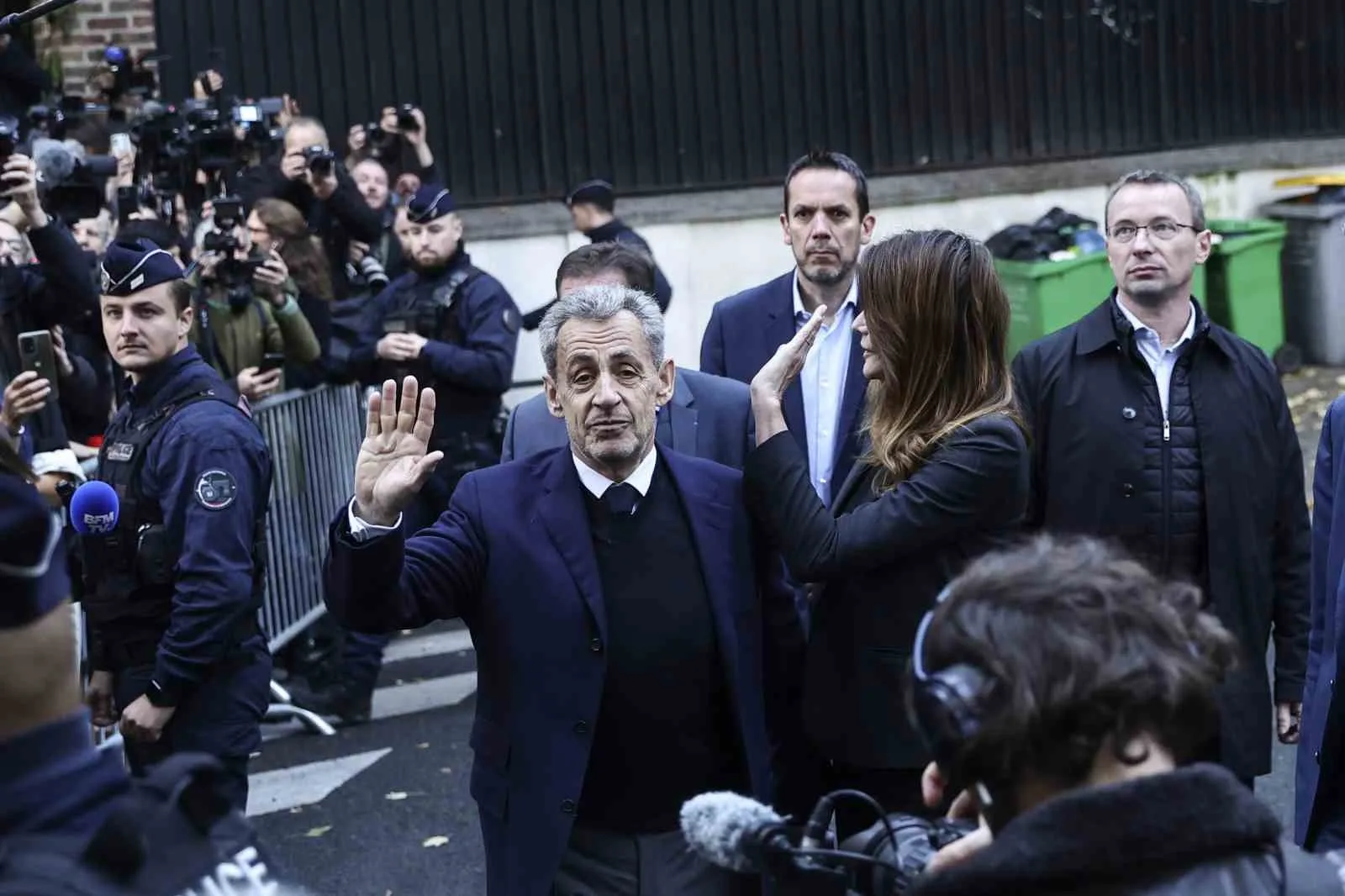 Eski Fransa Cumhurbaşkanı Sarkozy Adli Kontrolle Serbest Bırakıldı
