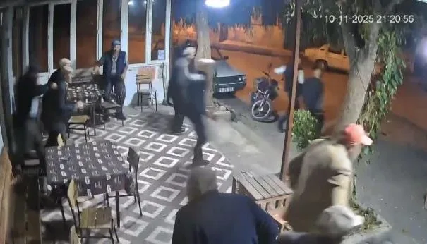 Balıkesir Sındırgı'da Deprem Anı Kahvehanede Panik Yarattı