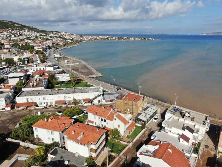 Foça'da Sel Suları Denizin Rengini Değiştirdi