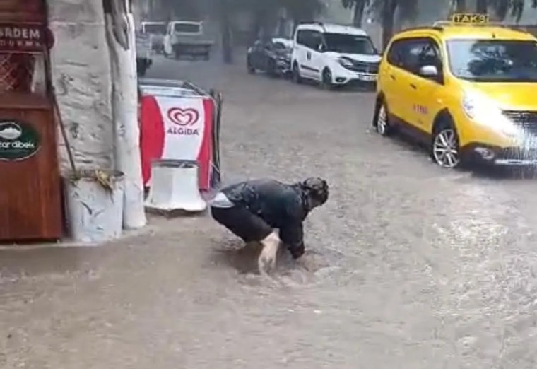 Foça'da Sel Suları Denizin Rengini Değiştirdi