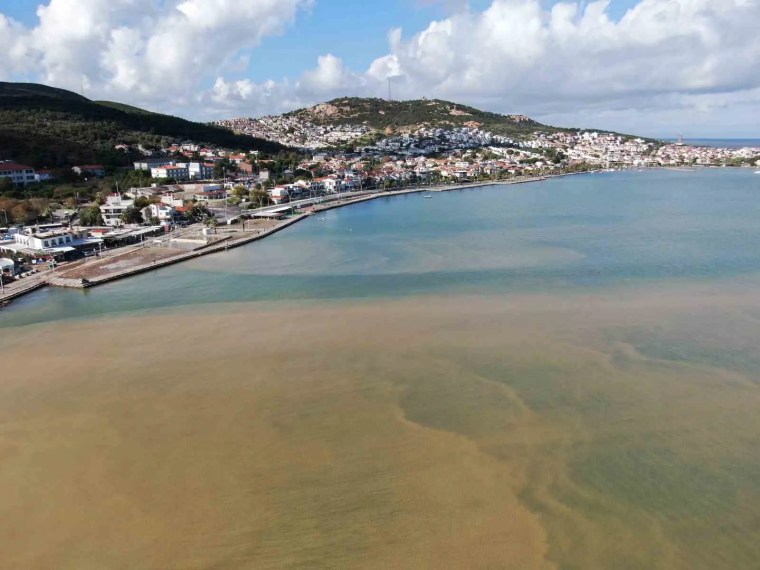 Foça'da Sel Suları Denizin Rengini Değiştirdi
