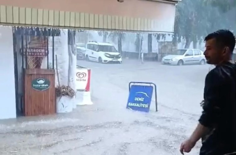 Foça'da Sel Suları Denizin Rengini Değiştirdi