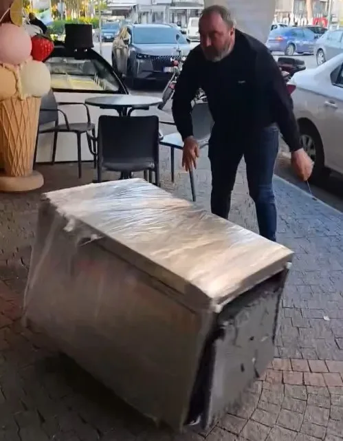 Aydın'da Teşhir Ürünü Krizi: Bulaşık Makinesi Mağaza Önüne Atıldı