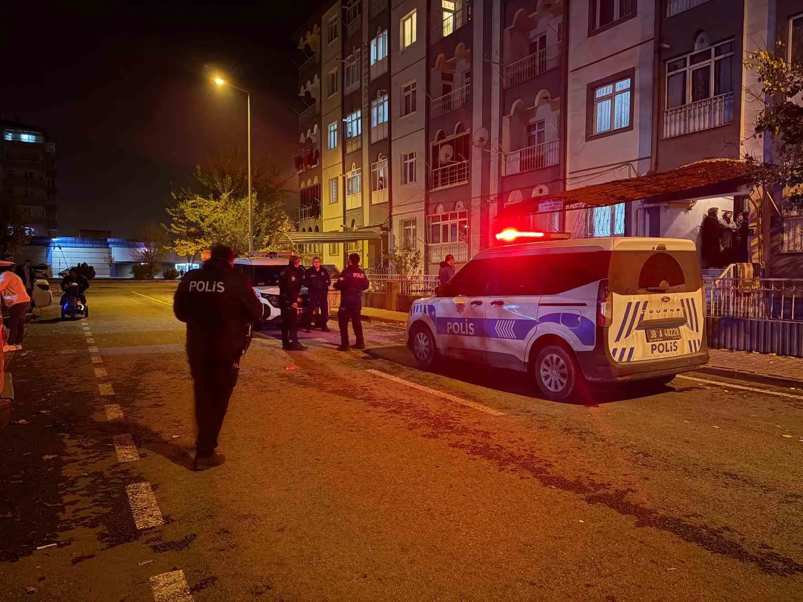 Kayseri'de Genç Kız 4. Kattan Düşerek Ağır Yaralandı