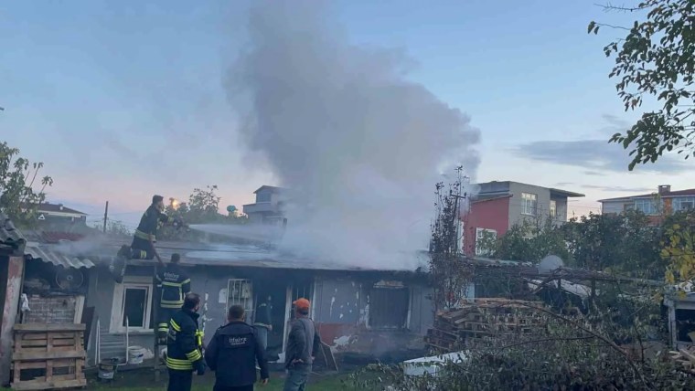 Tekirdağ'da Sobadan Çıkan Yangın Evi Küle Çevirdi