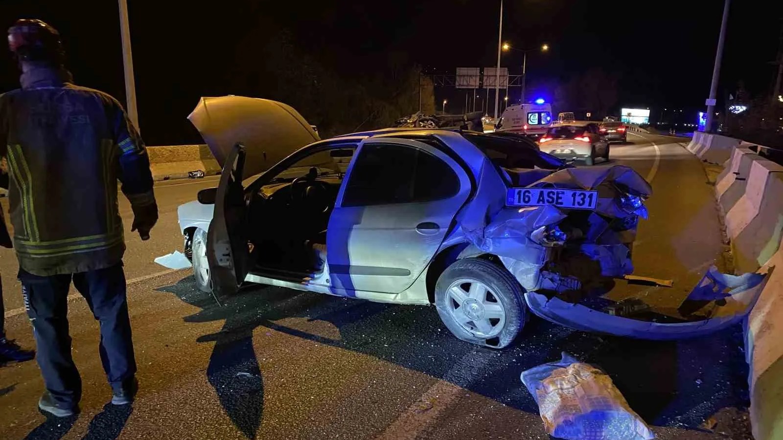 Bursa'da Trafik Kazası: Bariyere Çarpan Araç Takla Attı, İki Yaralı