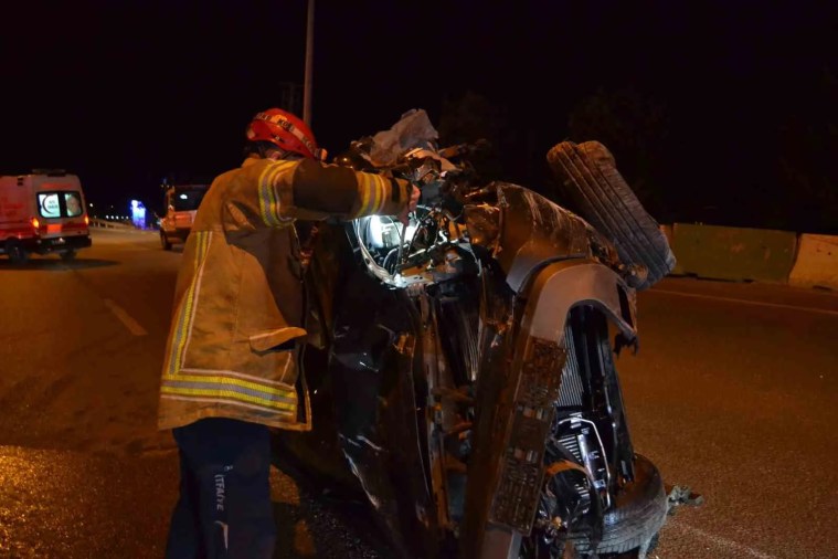 Bursa'da Trafik Kazası: Bariyere Çarpan Araç Takla Attı, İki Yaralı