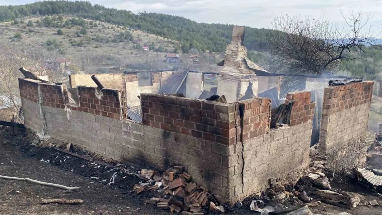 Kastamonu'da Ev Yangını: 92 Yaşındaki Adam Hayatını Kaybetti