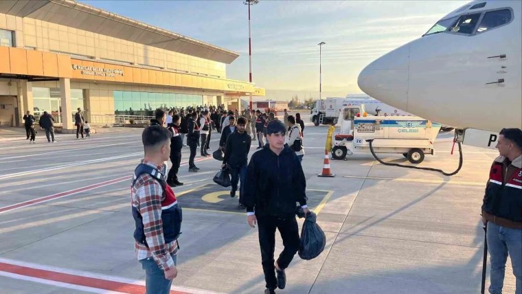Van'da 300 Afgan Göçmen Ülkelerine Geri Gönderildi