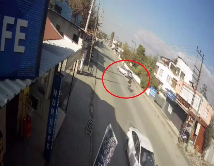 Hatay'da Motosiklet ve Otomobil Çarpışması Kamerada