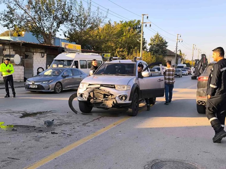 Hatay'da Motosiklet ve Otomobil Çarpışması Kamerada