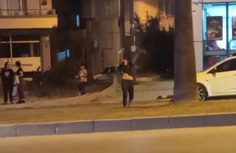 Adana'da Genç Kızın Refüjdeki İlginç Hareketleri Dikkat Çekti