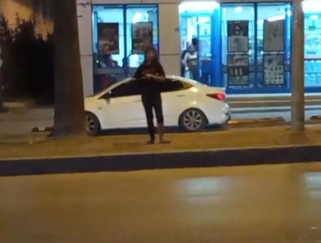 Adana'da Genç Kızın Refüjdeki İlginç Hareketleri Dikkat Çekti