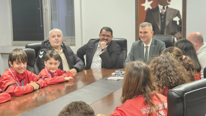 Gölcük’te Yüzücüler Başkan Sezer’i Ziyaret Etti!