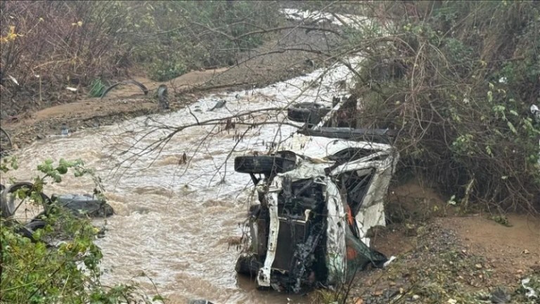 Sarıyer’de Yol Çöktü, Araçlar Dereye Düştü!