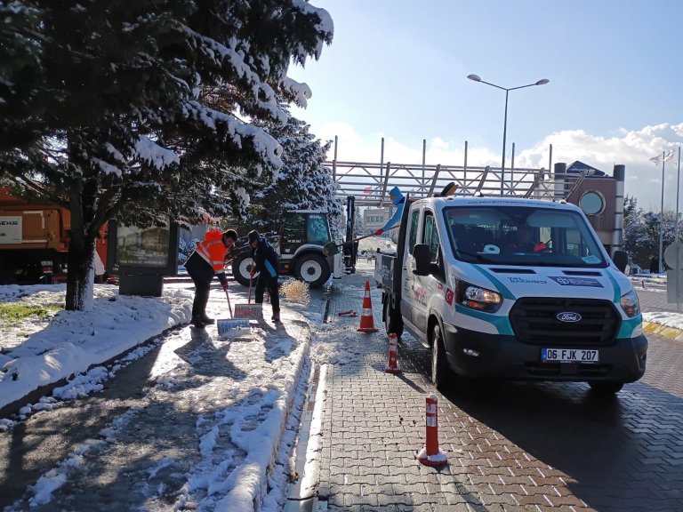 Kocaeli Üniversitesi’nde Güvenli Ulaşım İçin Tuzlama Çalışmaları!
