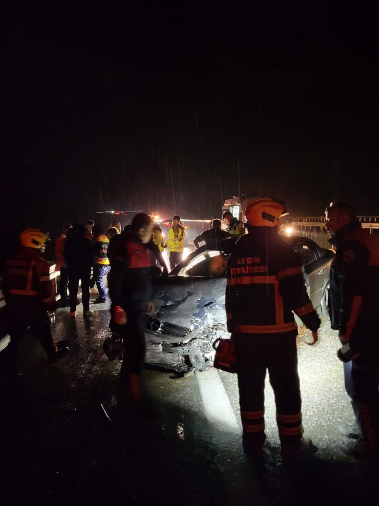 Araba bariyere çarptı, zincirleme kazaya yol açtı