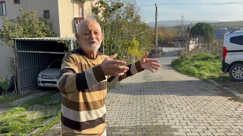 Altın dolu çantasıyla evine girerken gasp edildi: Kocaeli’de yaşlı adama sokak ortasında dehşet