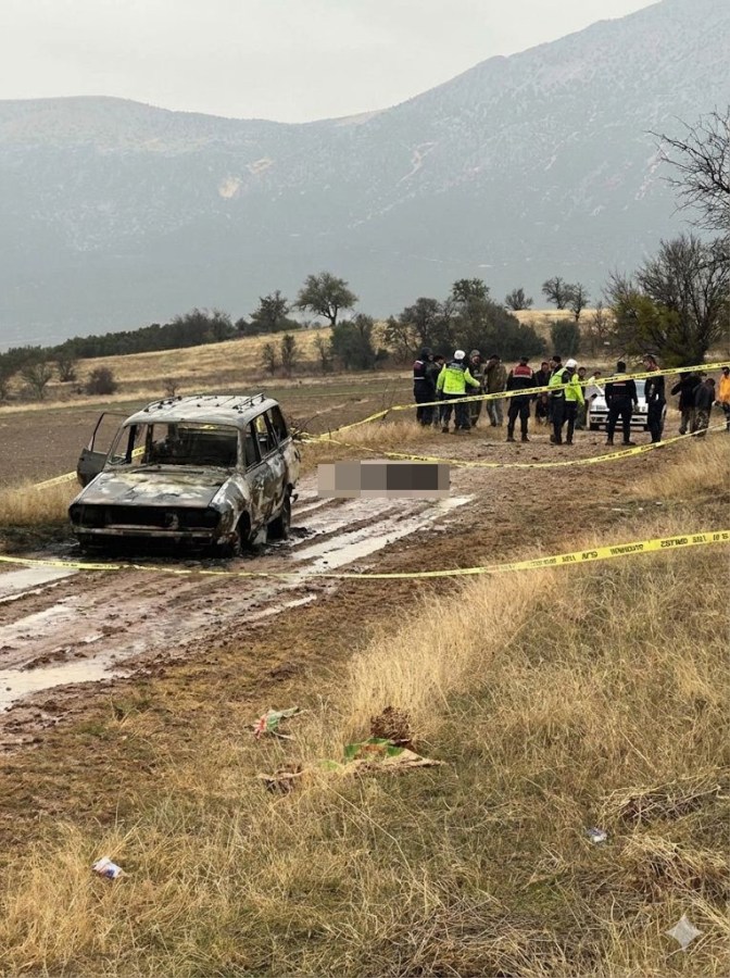 Dağlık alanda yanmış aracın kenarında başsız erkek cesedi bulundu