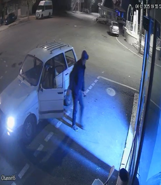 Dağlık alanda yanmış aracın kenarında başsız erkek cesedi bulundu