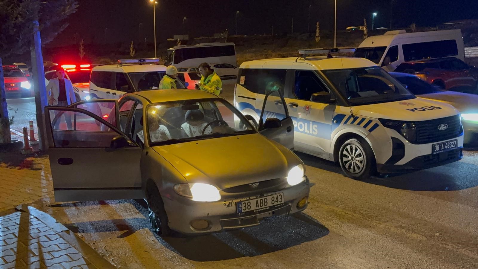 Uygulamada polise çarpıp kaçtılar