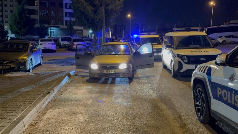 Uygulamada polise çarpıp kaçtılar