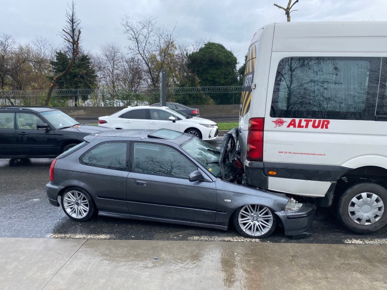 Kontrolden çıkan otomobil servis aracının altına girdi