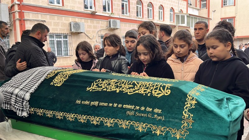 Kazada hayatını kaybeden Miraç İslam, gözyaşlarıyla defnedildi