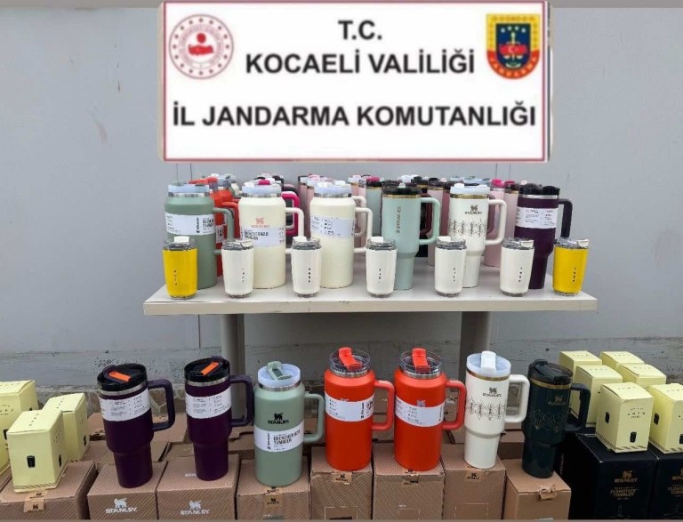 Kocaeli’de kaçakçılara operasyon: 100 termos, 9 ruhsatsız tabanca ve binlerce paket elektronik sigara ele geçirildi
