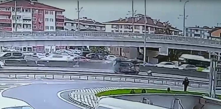 İzmit’te araç devrilip sürüklendi: Kaza anı kamerada