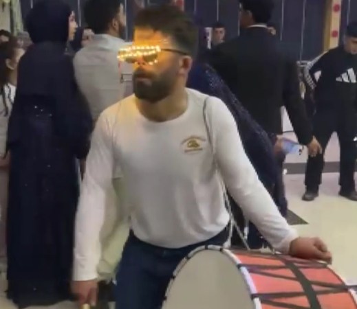 Düğünde davulcudan enteresan bir şov