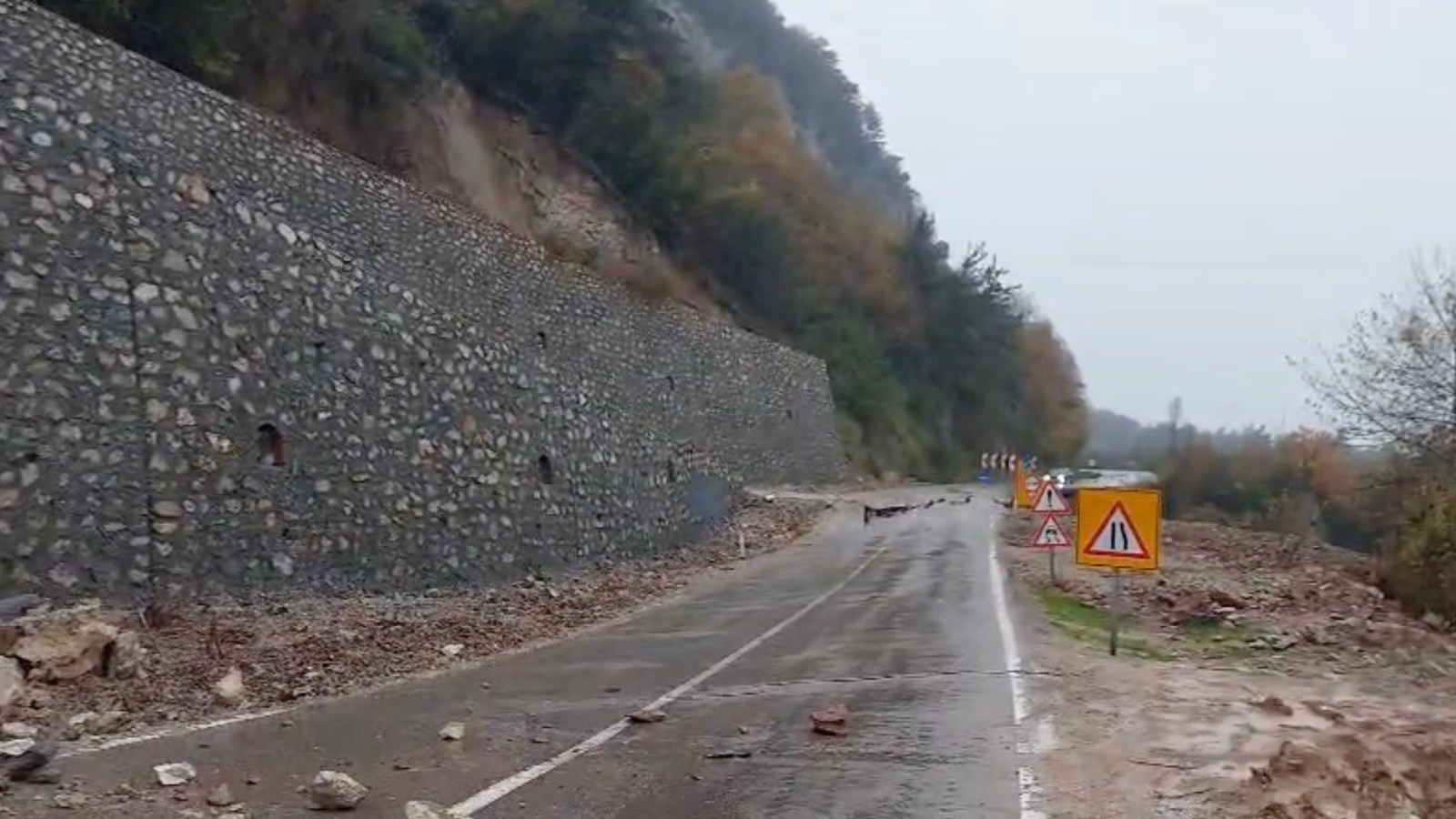 Heyelan sebebiyle yol çöktü