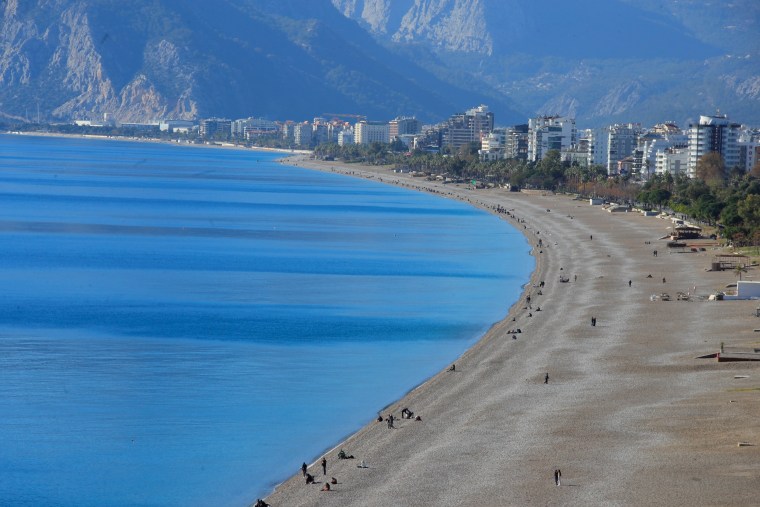 Türkiye karla mücadele ederken Antalya’da deniz sefası