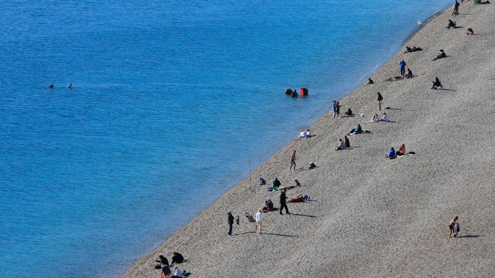 Türkiye karla mücadele ederken Antalya’da deniz sefası