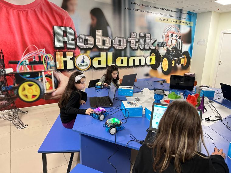 Kartepe Genç Akademi'nde robotik kodlama dersine katılan çocuklar, bilgisayar başında çeşitli projeler üzerinde çalışıyor.
