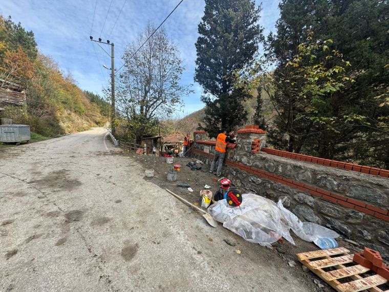 Kocaeli’de Mezarlıklara 6 Bin Metreküp Taş Duvar İnşa Ediliyor!