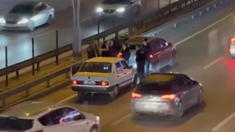 İzmit D100 Karayolu’nda kaza: Trafik kilitlendi!