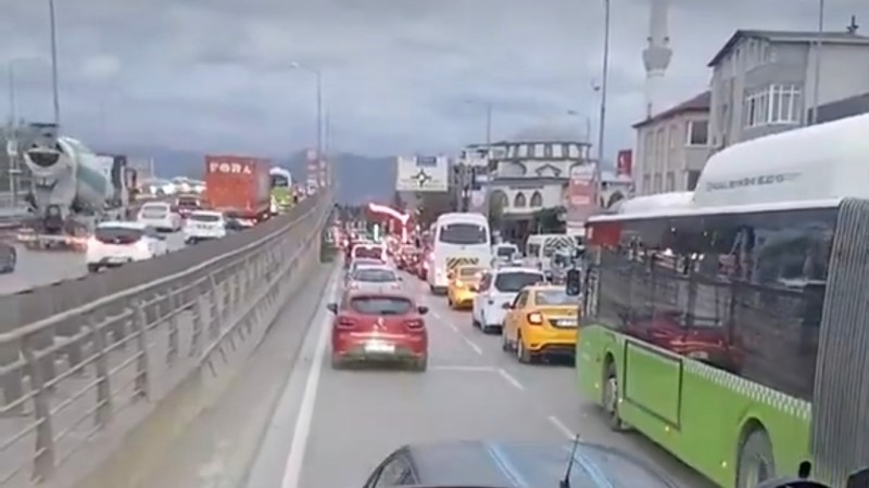 Kocaeli’de TIR Şoföründen Trafik Uyarısı!