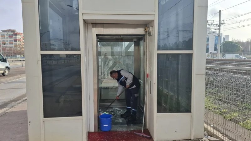 Kocaeli’de Üst Geçit Asansörleri Tertemiz!
