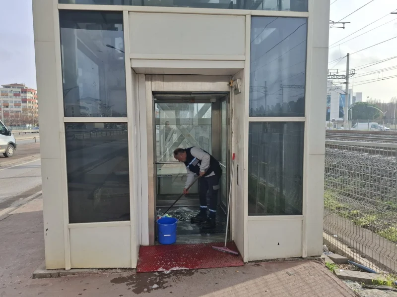 Kocaeli’de Üst Geçit Asansörleri Tertemiz!