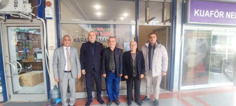 MHP İzmit İlçe Başkanı İlker Kazan ve yönetimi, Türkiye Muhtarlar Derneği Kocaeli Şubesi'ne ziyarette bulunuyor. Görüntü, ziyaretten sonra çekilen bir grup fotoğrafını gösteriyor.