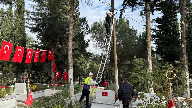 Gebze Şehitliği’nde Kapsamlı Bakım ve Peyzaj Çalışması!