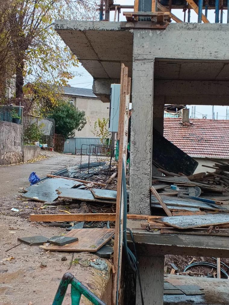 Bekirdere’deki bu inşaattan şikayet var? Yola mı taşıyor?