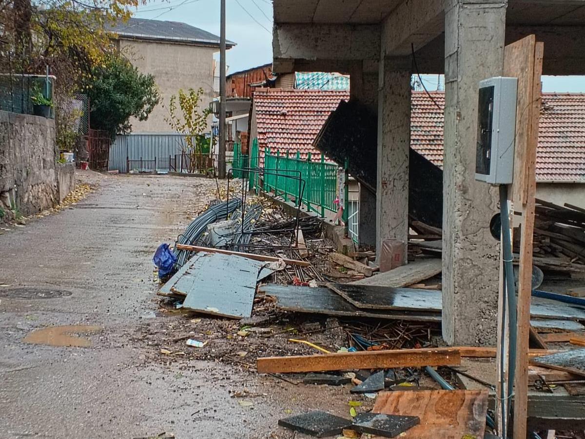 Bekirdere’deki bu inşaattan şikayet var? Yola mı taşıyor?