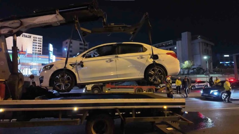 D-100 Karayolu'nda Makas Atan Araç Takla Attı