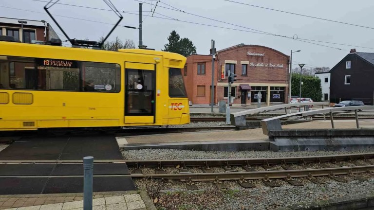 Belçika'da Restoran Sahibi Alkolü Kaldırdı, Irkçı Saldırıların Hedefi Oldu