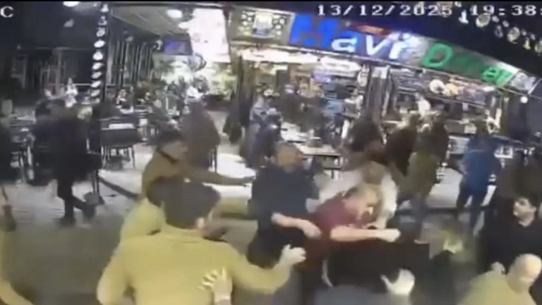 Fatih'te Esnaf Arasında Çıkan Kavga Kameralara Yansıdı