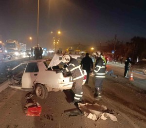 Hatay'da Tofaş Otomobil Tırla Çarpıştı ve İkiye Bölündü
