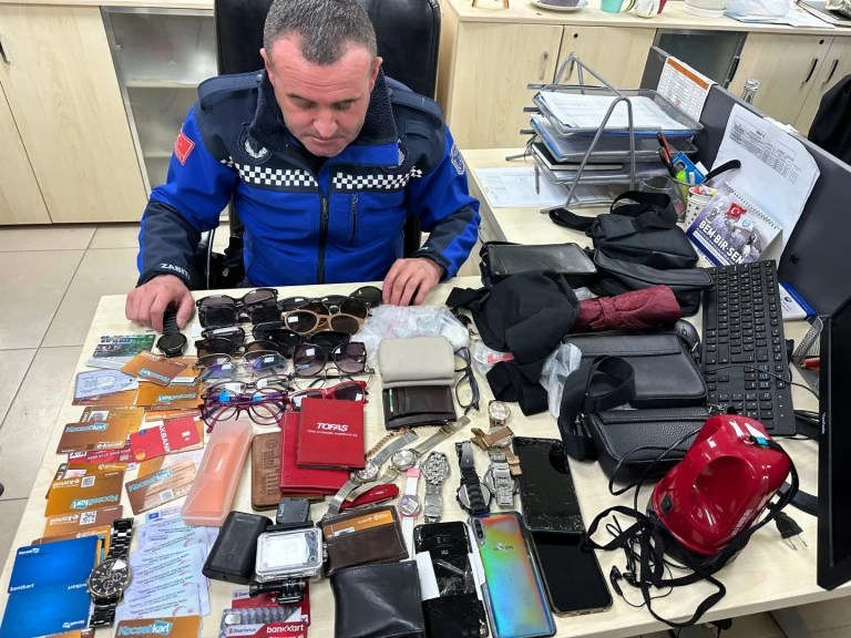 Kocaeli'de Kayıp Eşyalar Alo 153 ile Sahiplerini Bekliyor