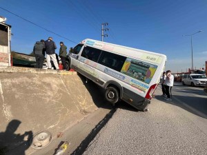 Kocaeli'de Minibüs Duvardan Yola Düşerek Asılı Kaldı